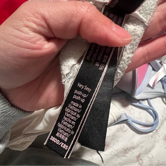Bundle of Victoria secret bras - Picture 5 of 8